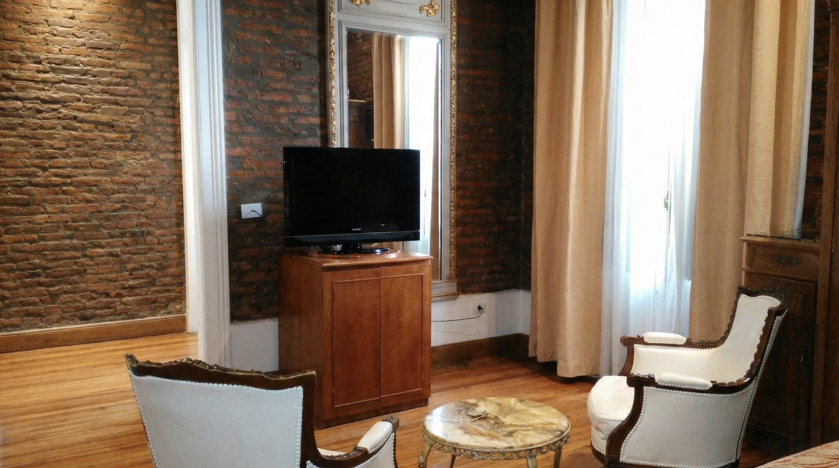 Superior Room with Hydromassage - Image 2