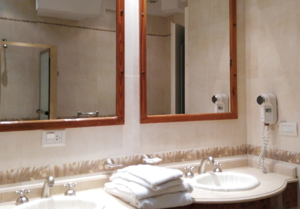 Superior Room with Hydromassage - Image 4